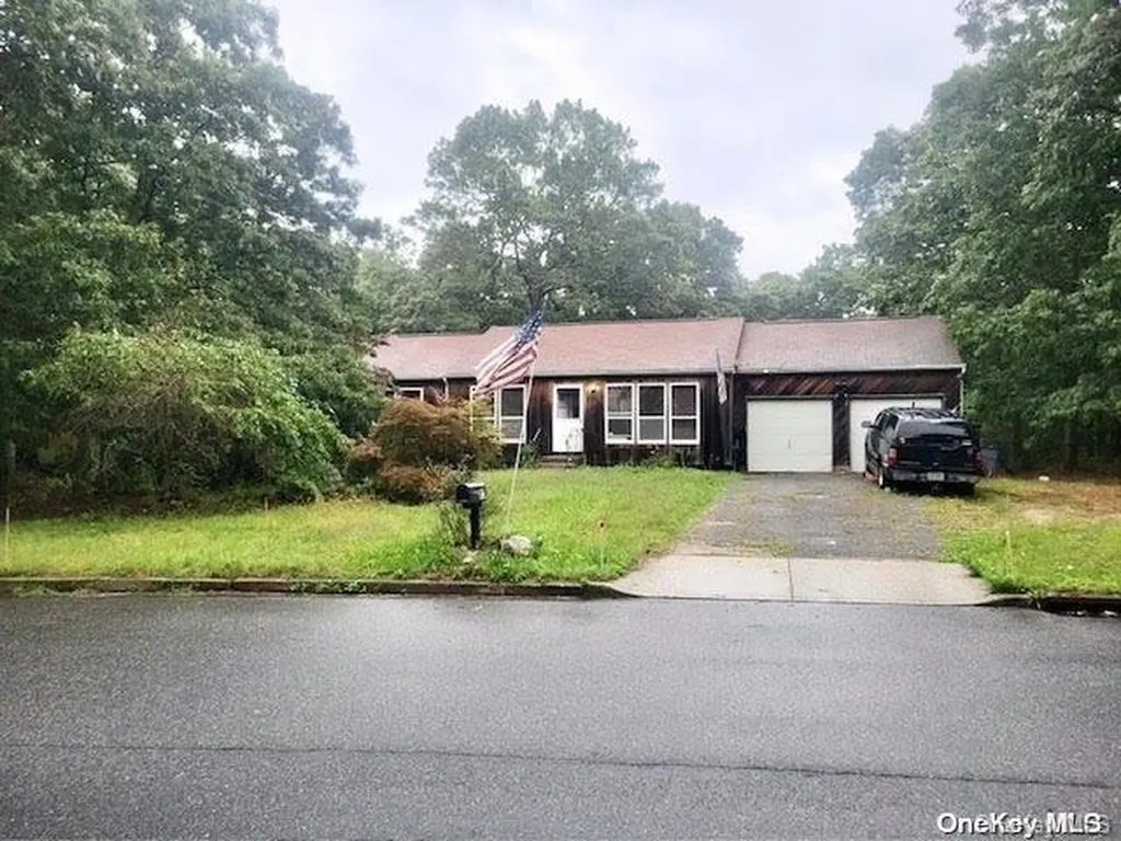 13 Christine Lane Yaphank NY 11980