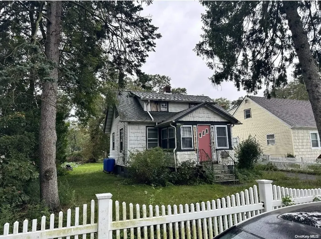 45 E Smith Street Amityville NY 11701