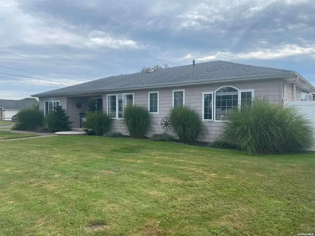 162 Granada Parkway Lindenhurst NY 11757