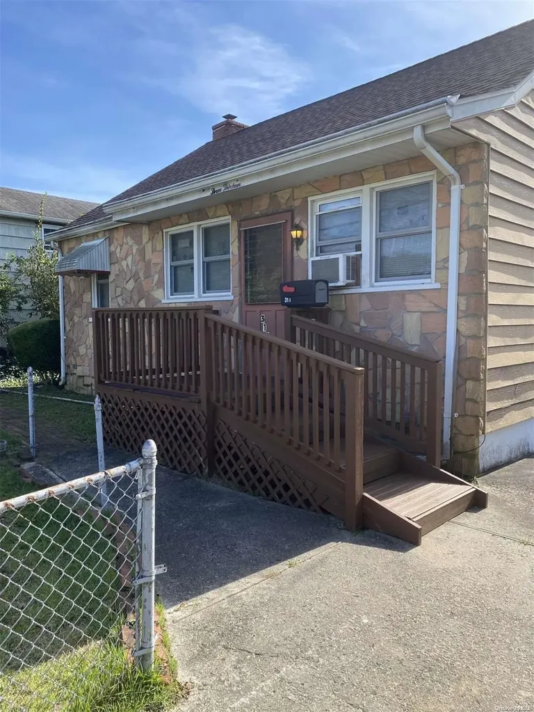 313 N Clinton Avenue Lindenhurst NY 11757