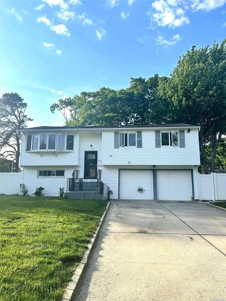 19 Amfer Court Bay Shore NY 11706