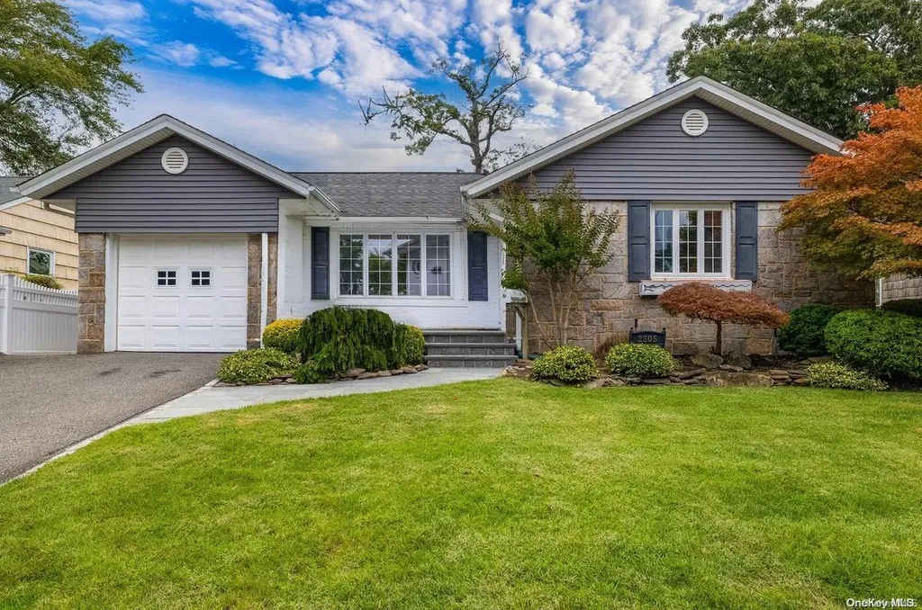 2205 Merokee Place Bellmore NY 11710