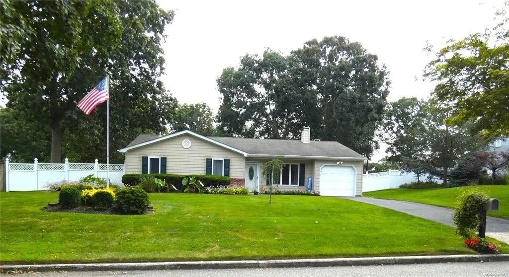 16 Wyeth Street Selden NY 11784