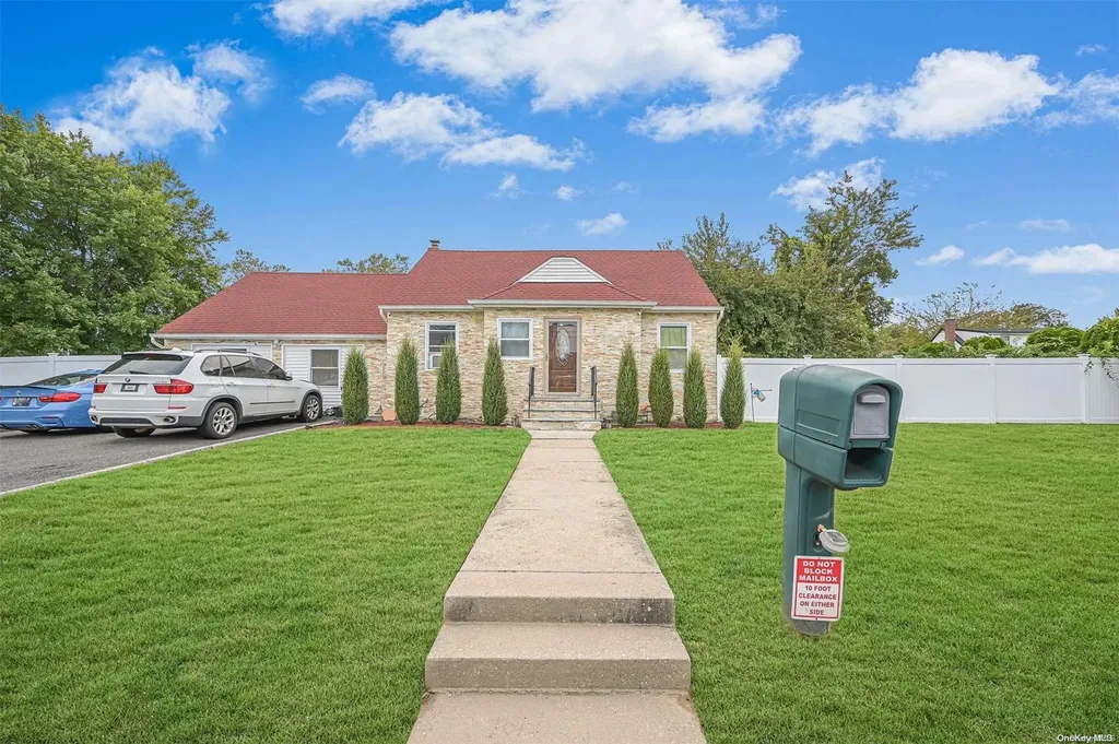 47 Pineview Boulevard Central Islip NY 11722