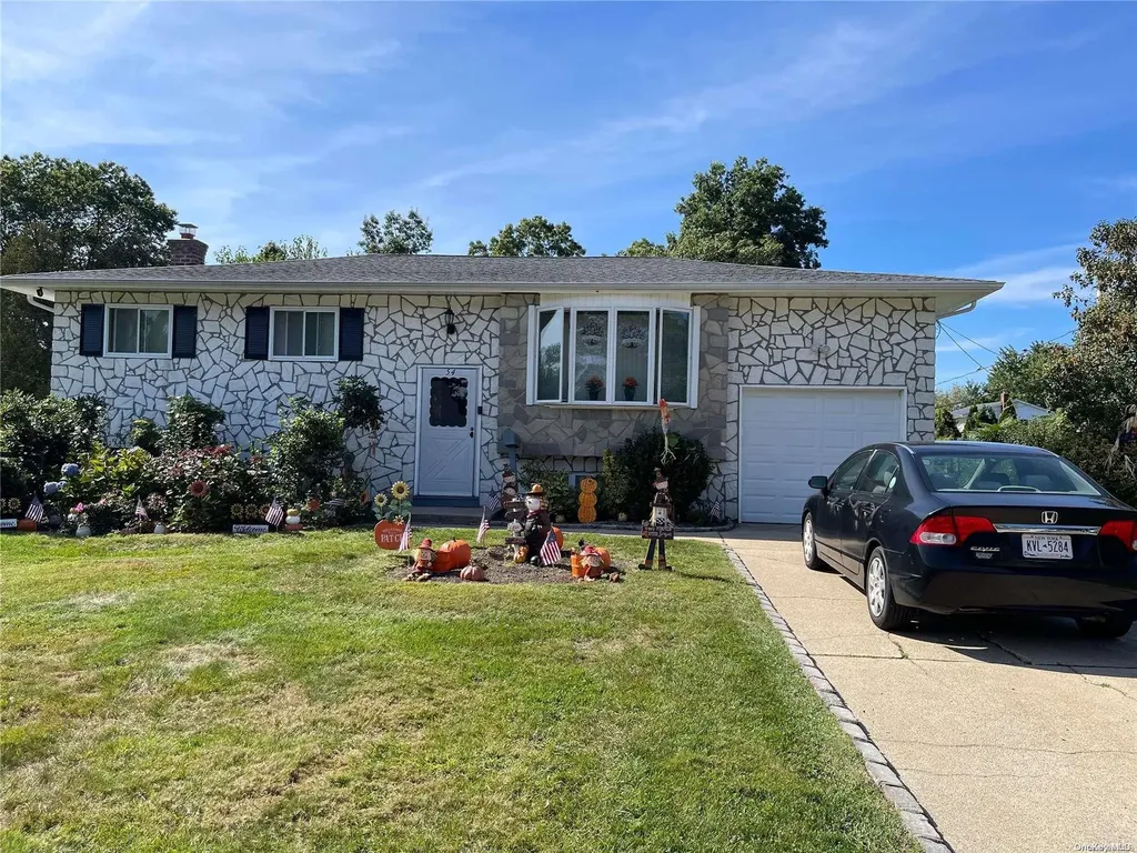 54 Wicks Path Commack NY 11725