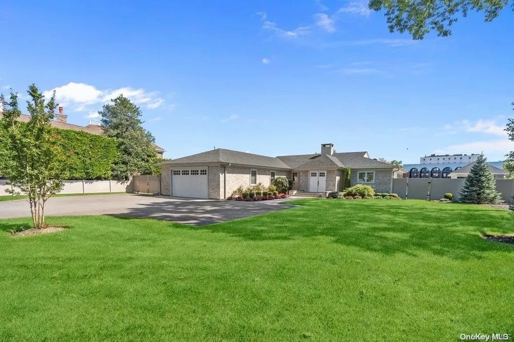 4 Biltmore Avenue Oakdale NY 11769