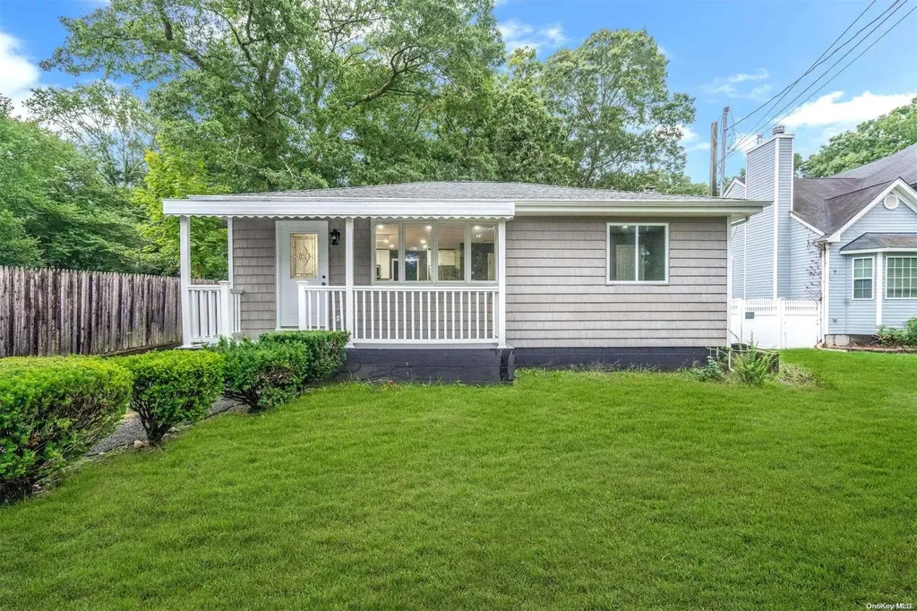 124 Maple Lane Medford NY 11763