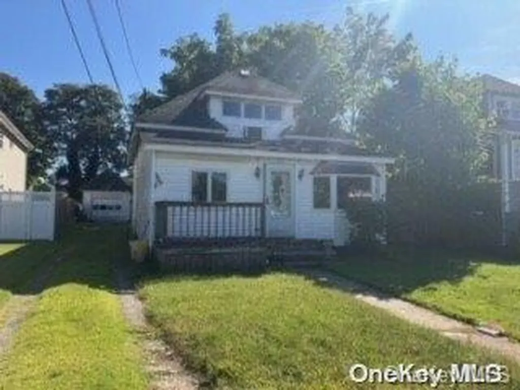 15 E Hamilton Avenue Massapequa NY 11758