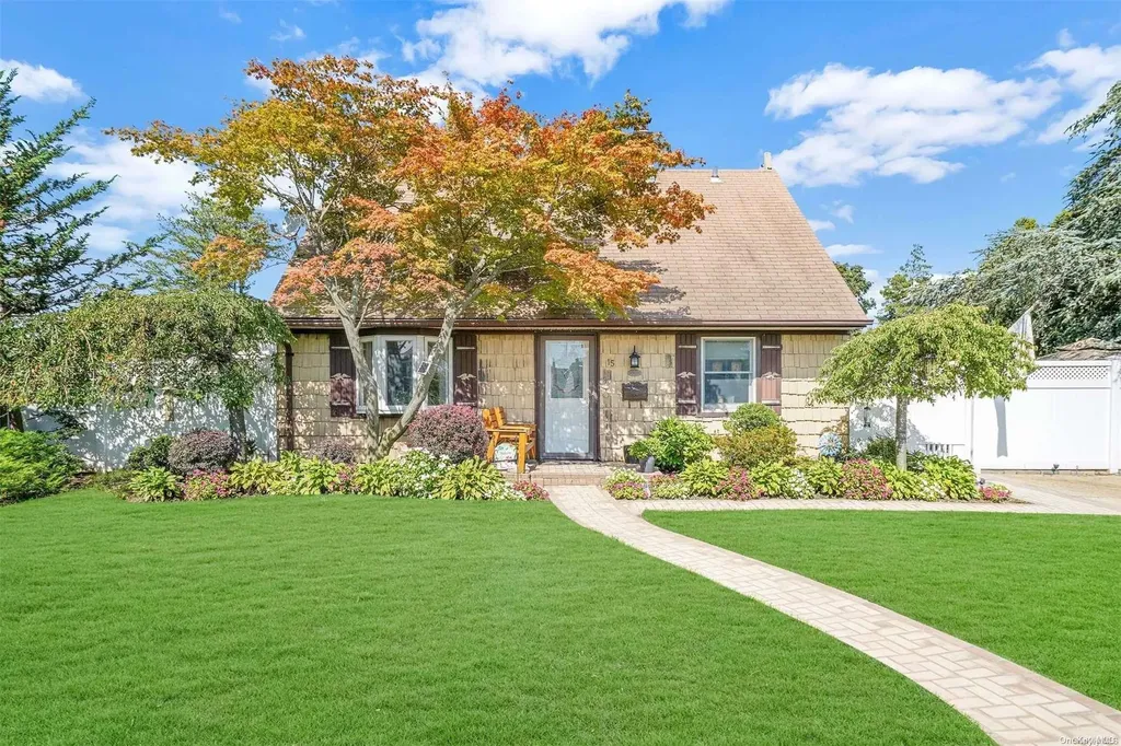 15 Haven Lane Levittown NY 11756