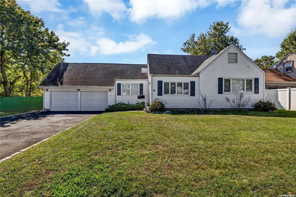 16 Parkside Lane North Babylon NY 11703