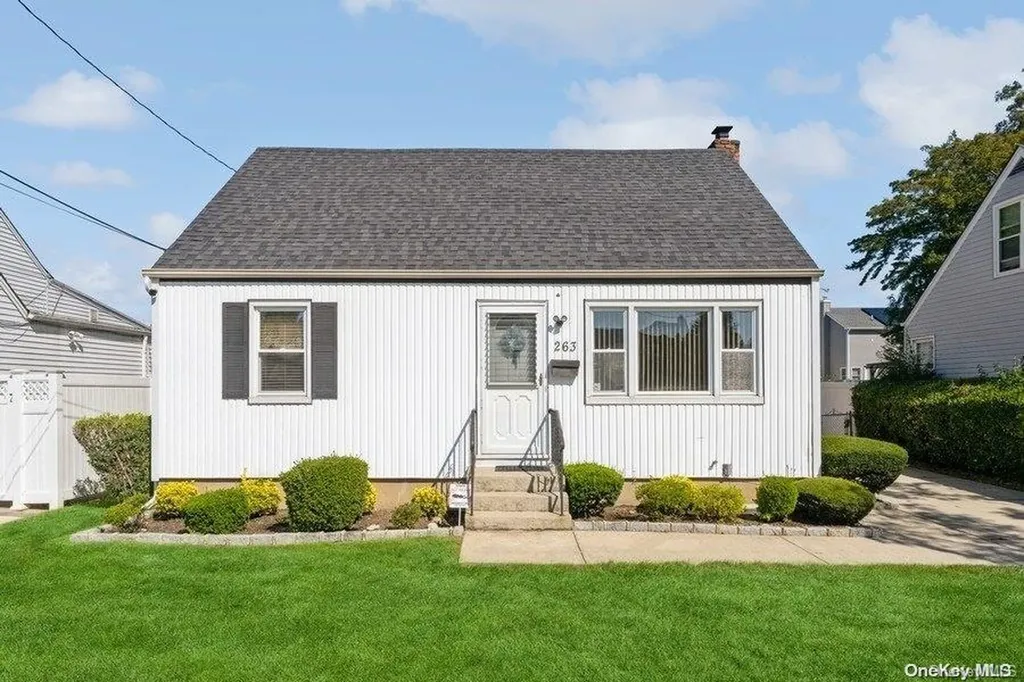 263 N Suffolk Avenue Massapequa NY 11758