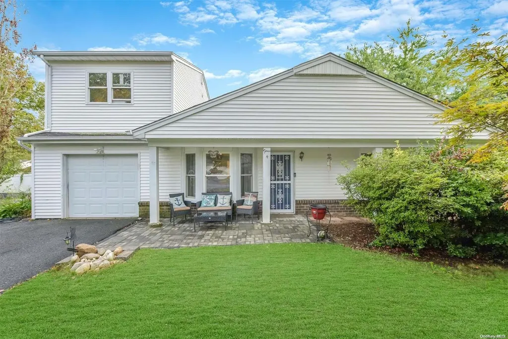4 Chesapeake Bay Road Coram NY 11727