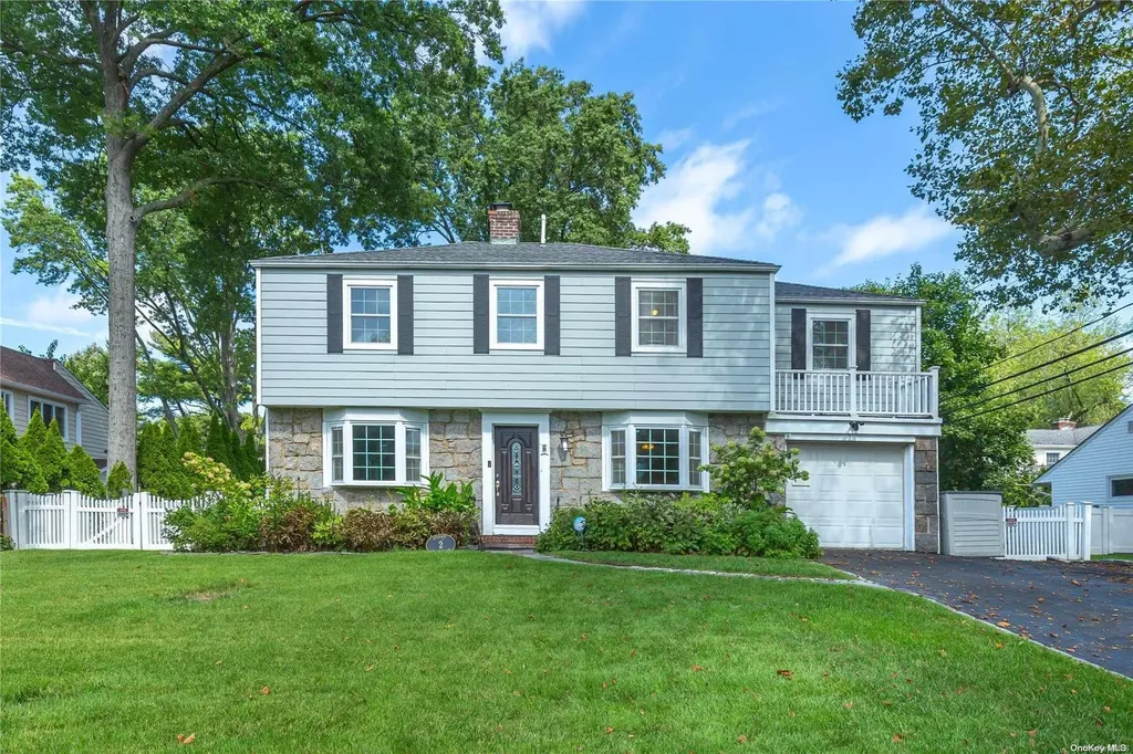 2 Robbins Lane Great Neck NY 11020