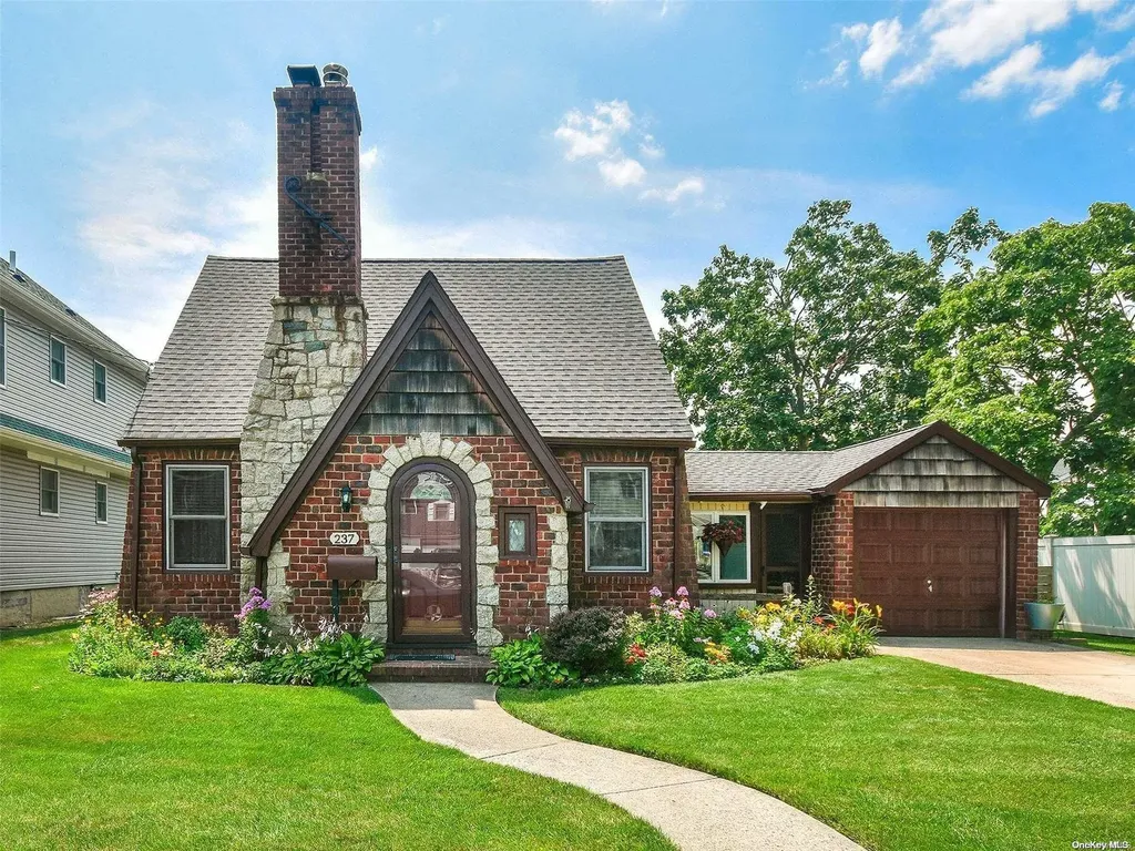 237 Andrews Road Mineola NY 11501