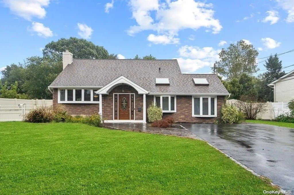 11 Bristol Lane Kings Park NY 11754