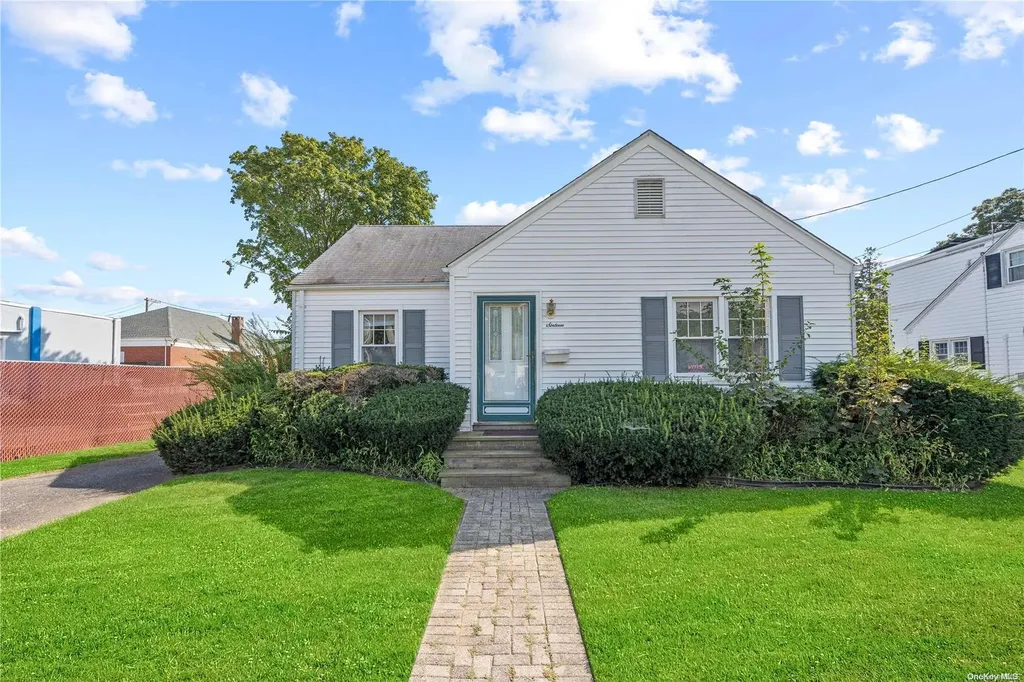16 Everett Street Patchogue NY 11772