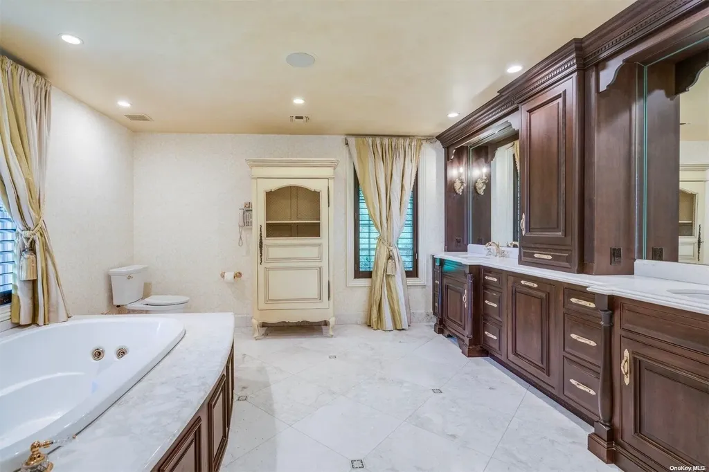 88 Walter Lane Manhasset NY 11030