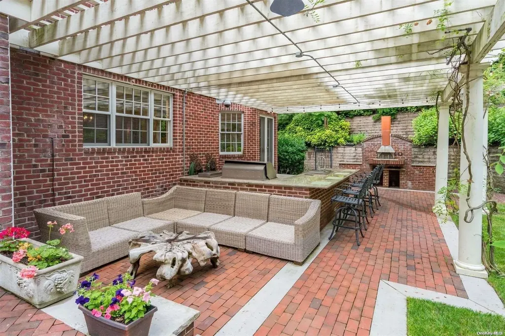 88 Walter Lane Manhasset NY 11030