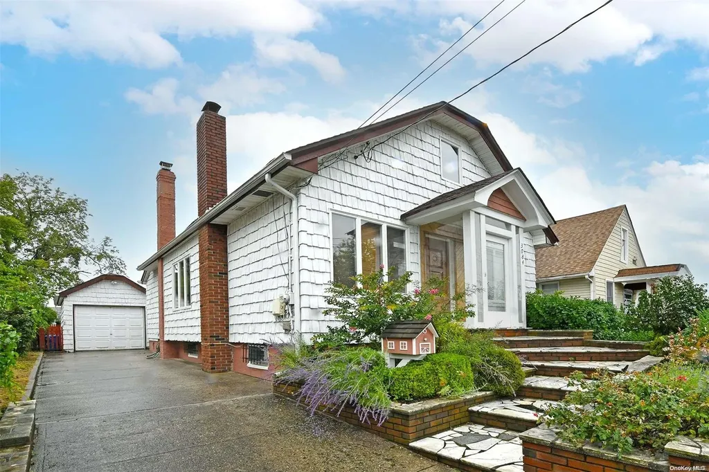 3084 Roxbury Road Oceanside NY 11572