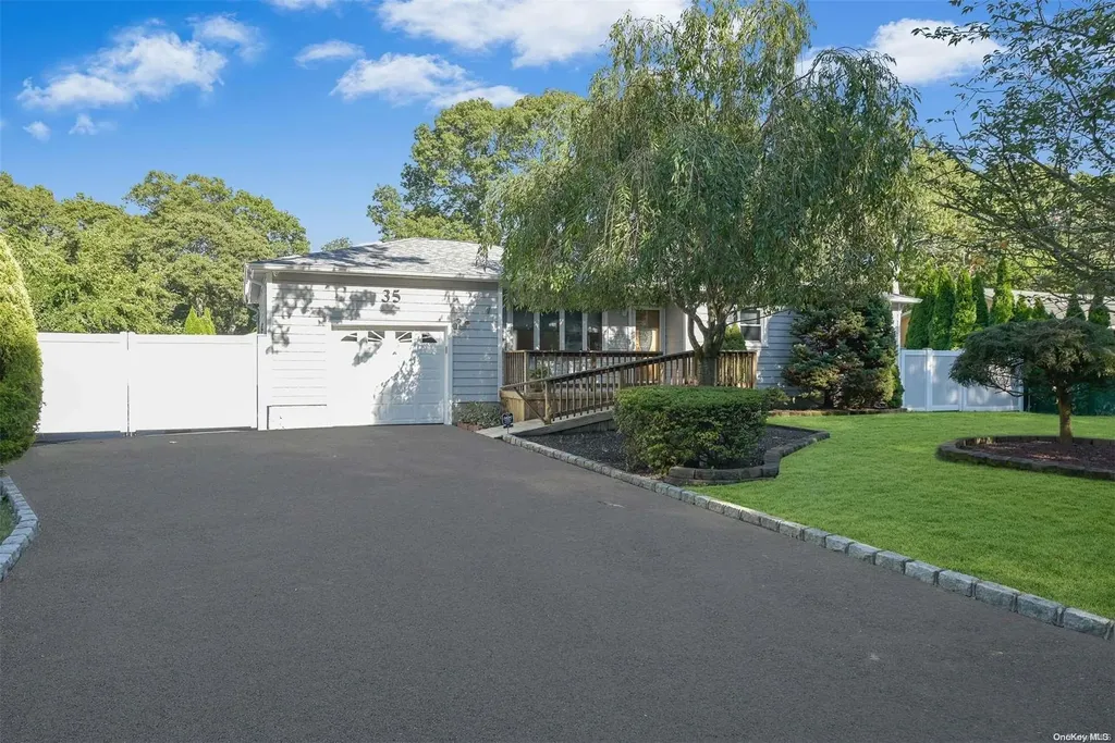 35 Linden Lane Shirley NY 11967