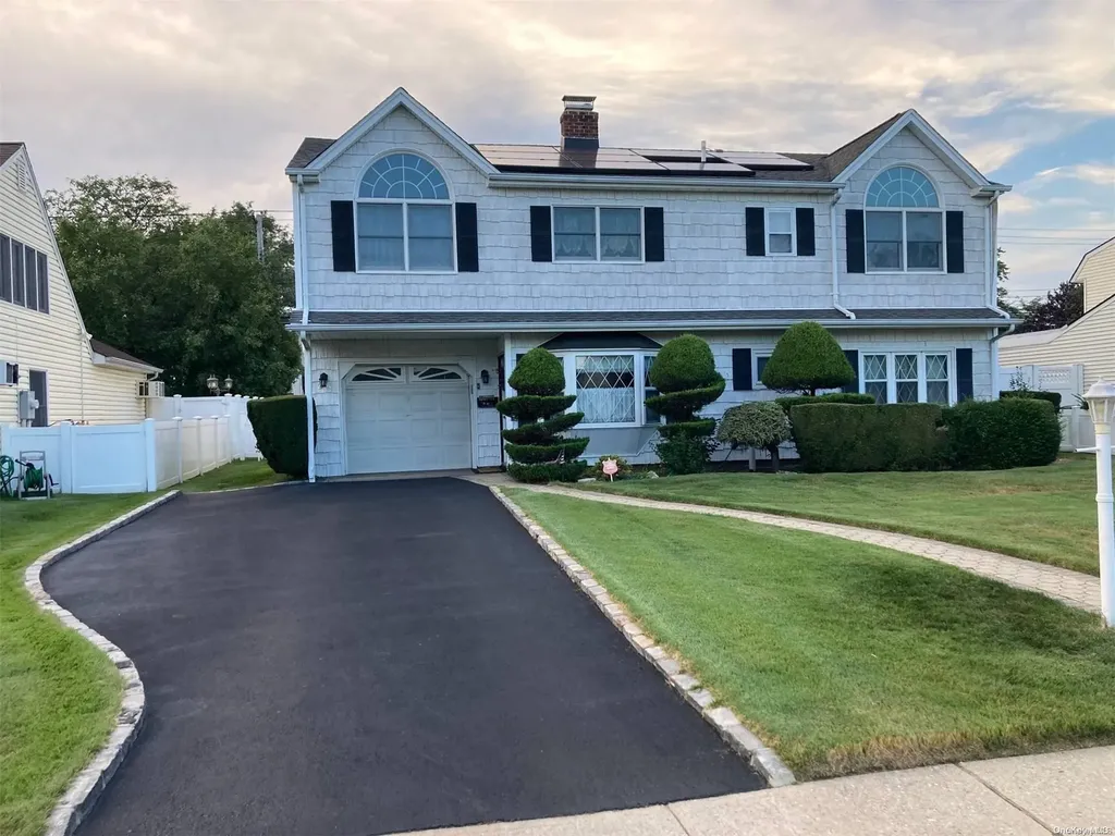 20 Pilgrim Lane Westbury NY 11590