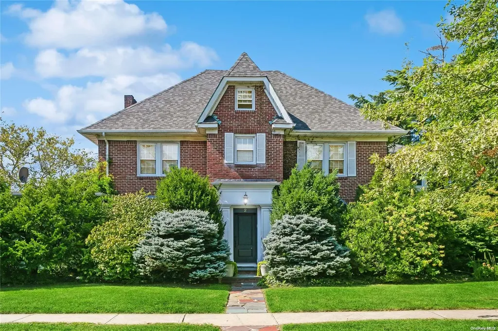 2 Iris Street Cedarhurst NY 11516