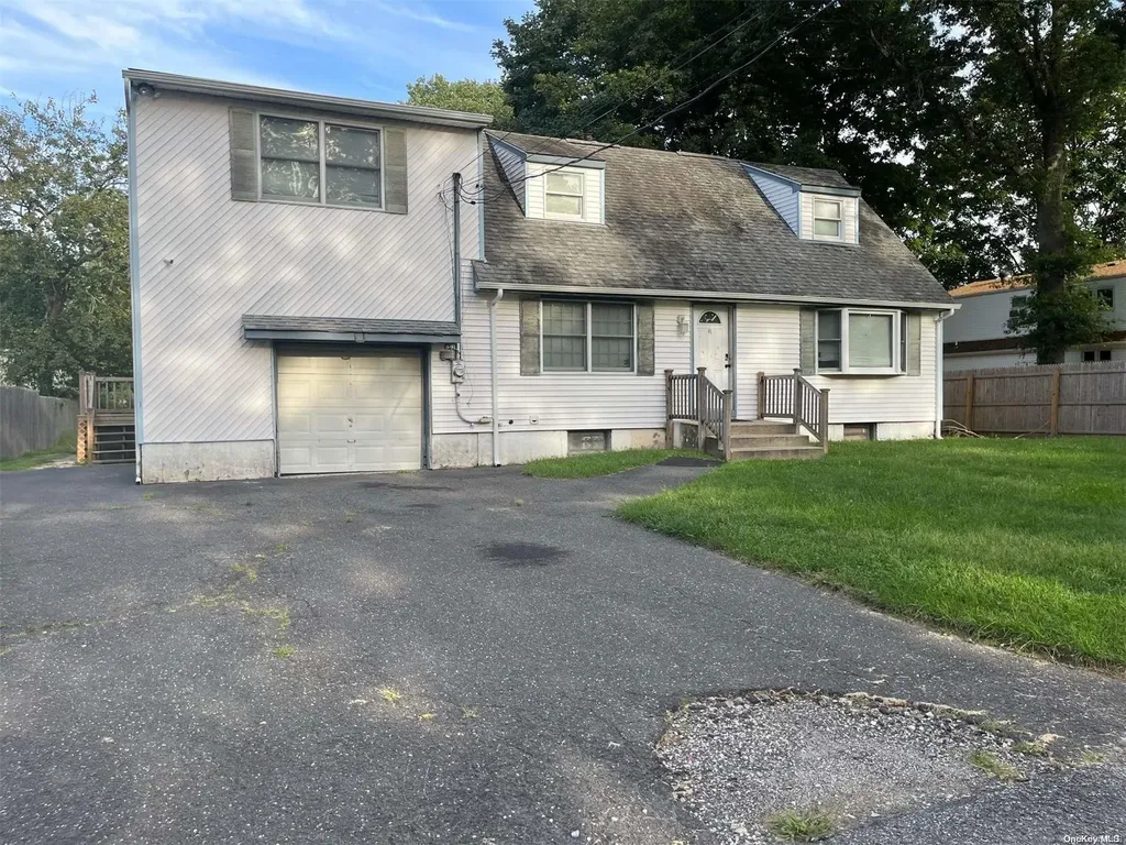 41 Handsome Avenue Selden NY 11784