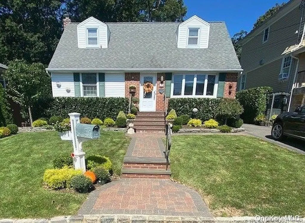 158 Sampson Avenue Albertson NY 11507