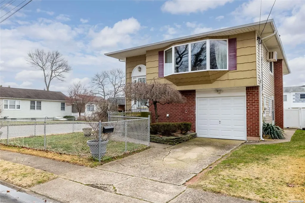 103 N Monroe Avenue Lindenhurst NY 11757