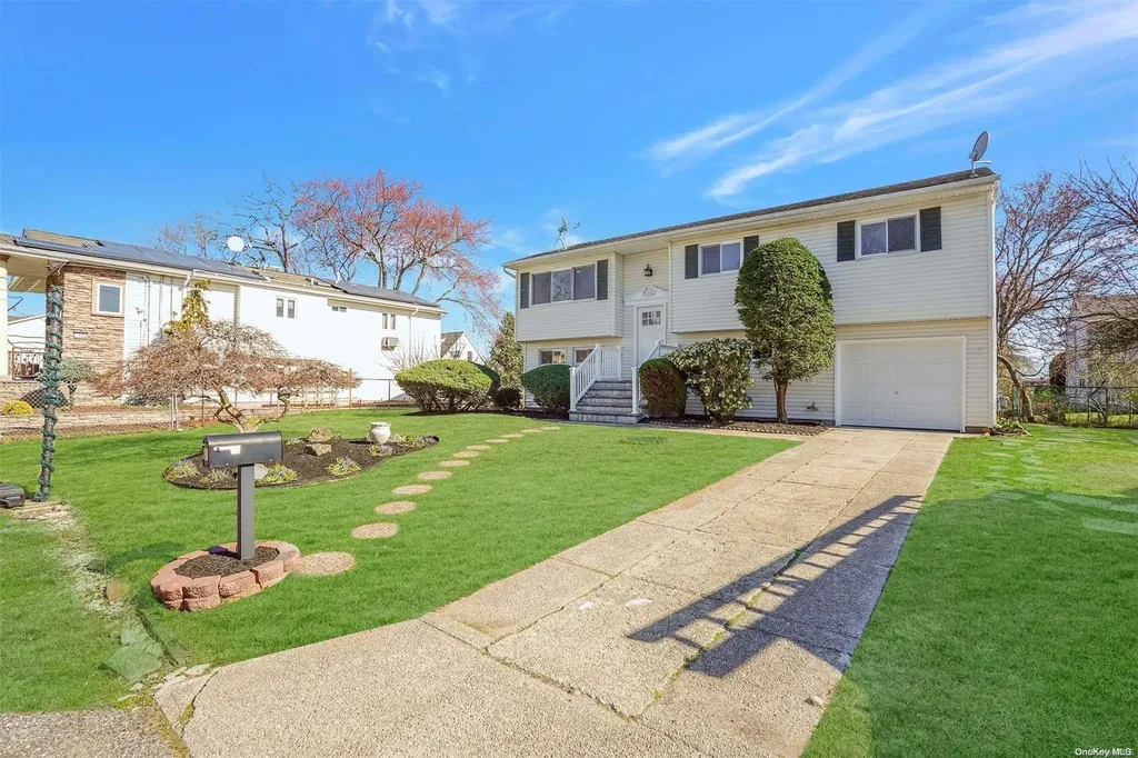 192 Maple Court Copiague NY 11726