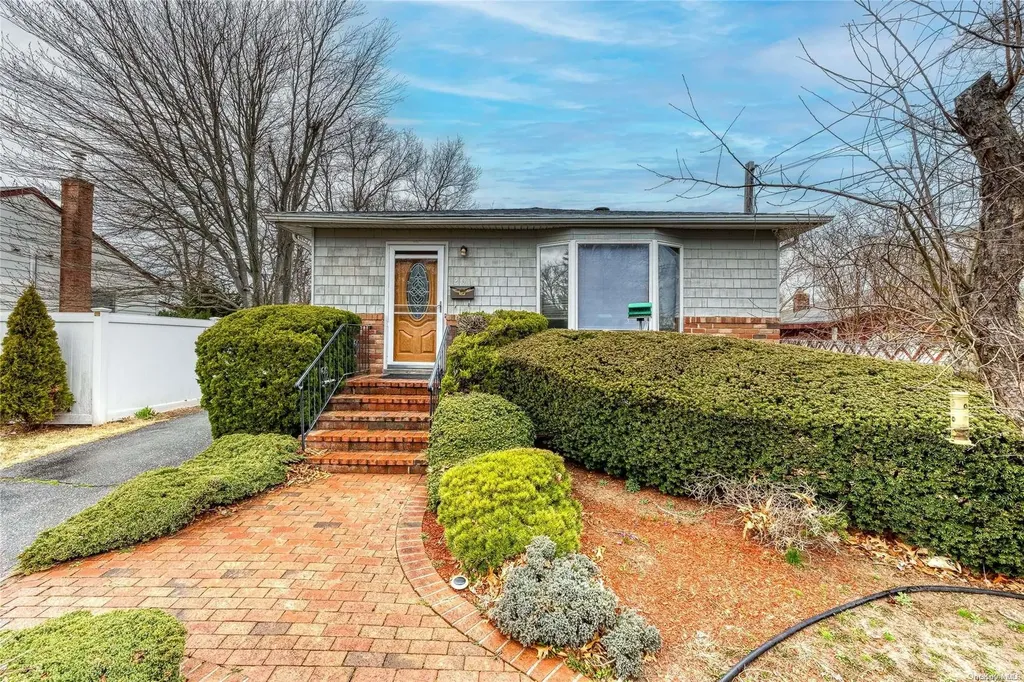 261 Columbus Avenue West Babylon NY 11704