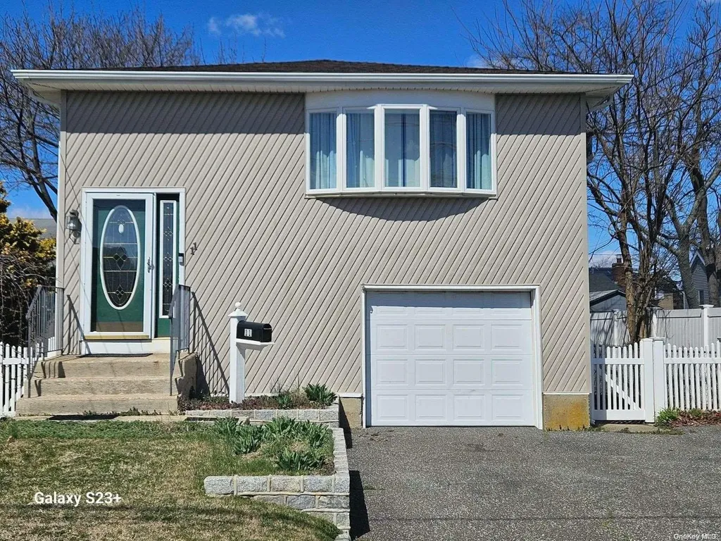 11 Farragut Avenue Lindenhurst NY 11757