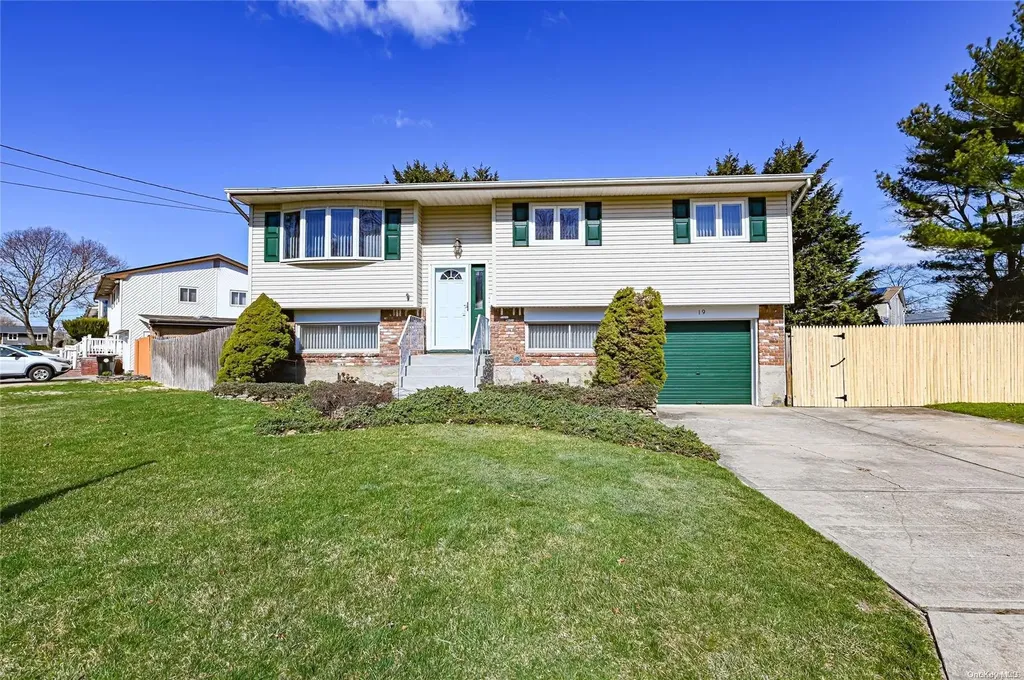 19 Malmac Court West Islip NY 11795