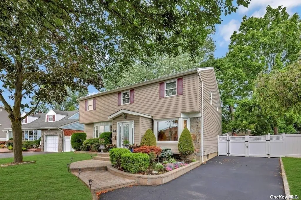 20 Evelyn Drive Syosset NY 11791