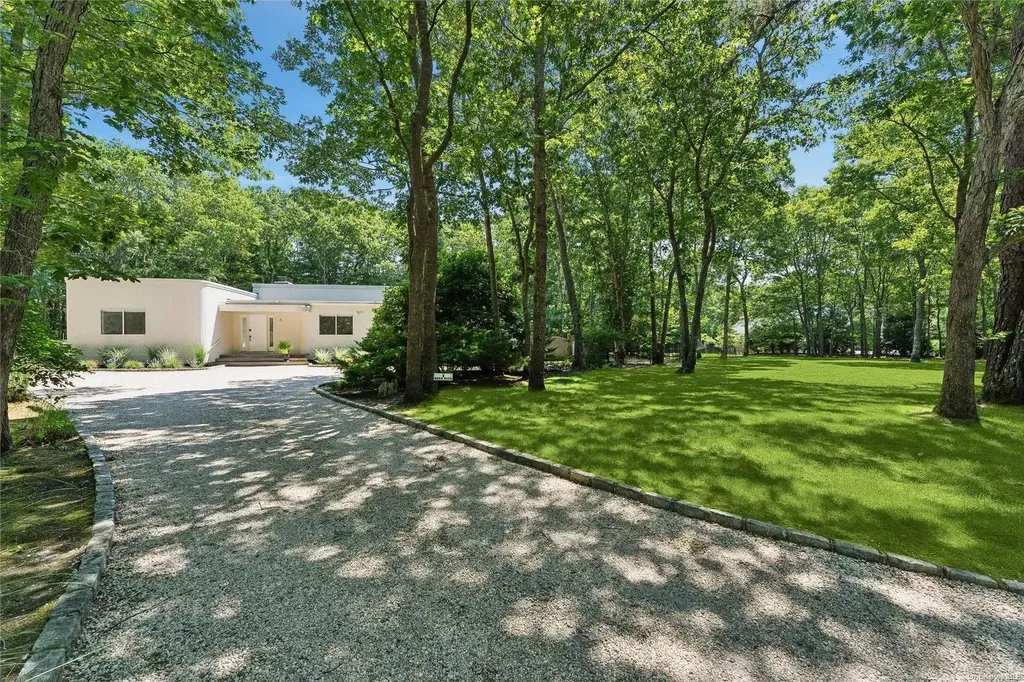 8 Deer Path Quogue NY 11959