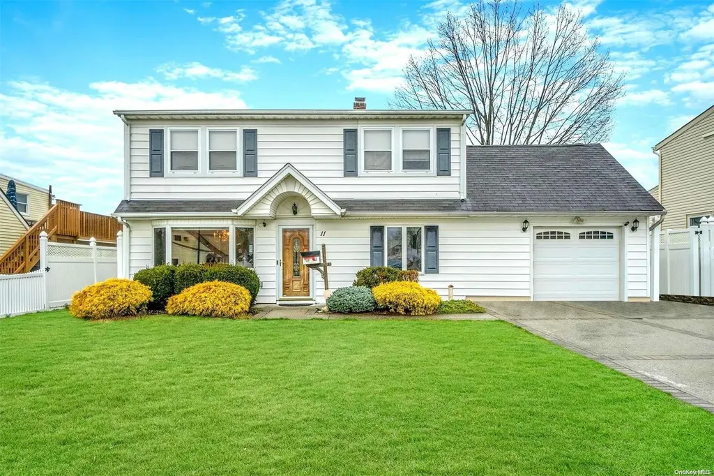 11 Needle Lane Levittown NY 11756