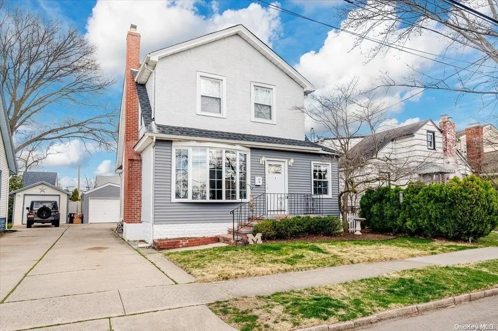12 Ruth Place Lynbrook NY 11563