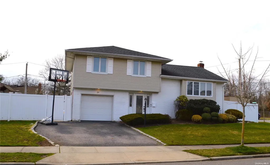39 Gainsville Drive Plainview NY 11803