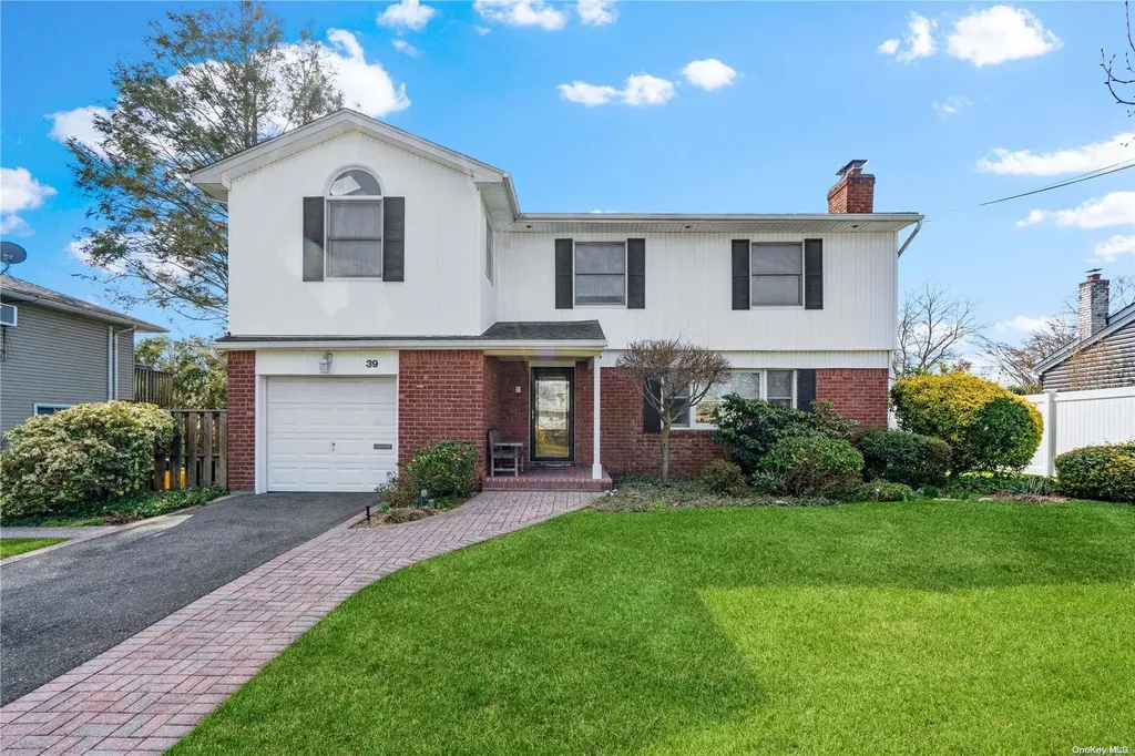 39 Richfield Street Plainview NY 11803