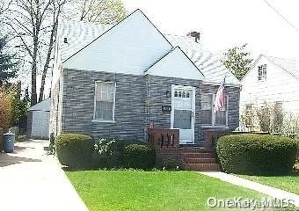 19 Stephen Avenue New Hyde Park NY 11040