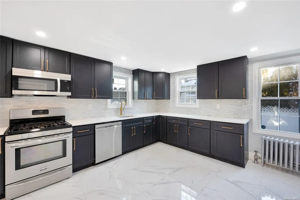 160 Rocklyn Avenue Lynbrook NY 11563