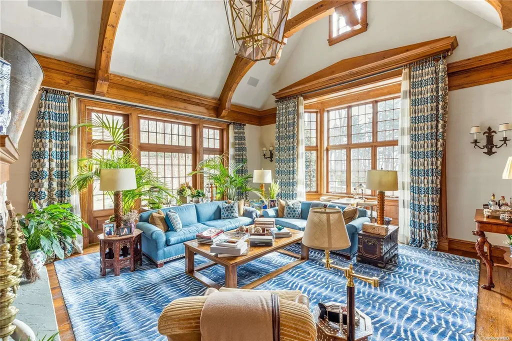 6 Spring Hill Lane Old Westbury NY 11568