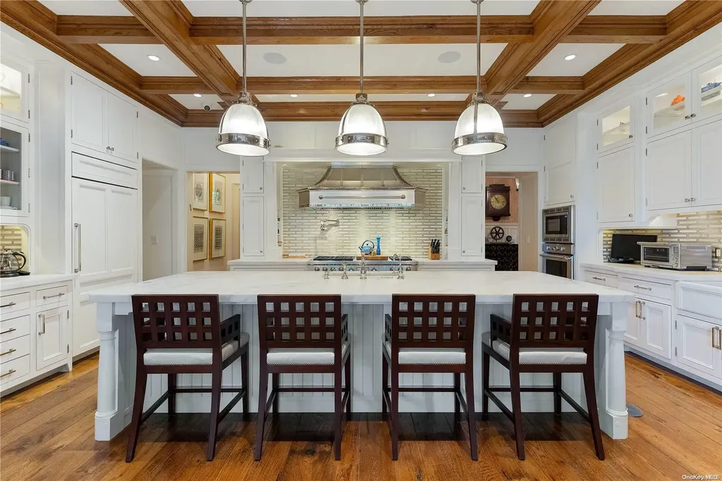 6 Spring Hill Lane Old Westbury NY 11568