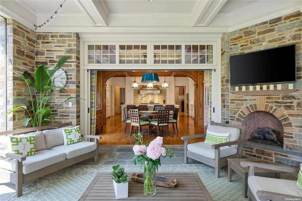 6 Spring Hill Lane Old Westbury NY 11568