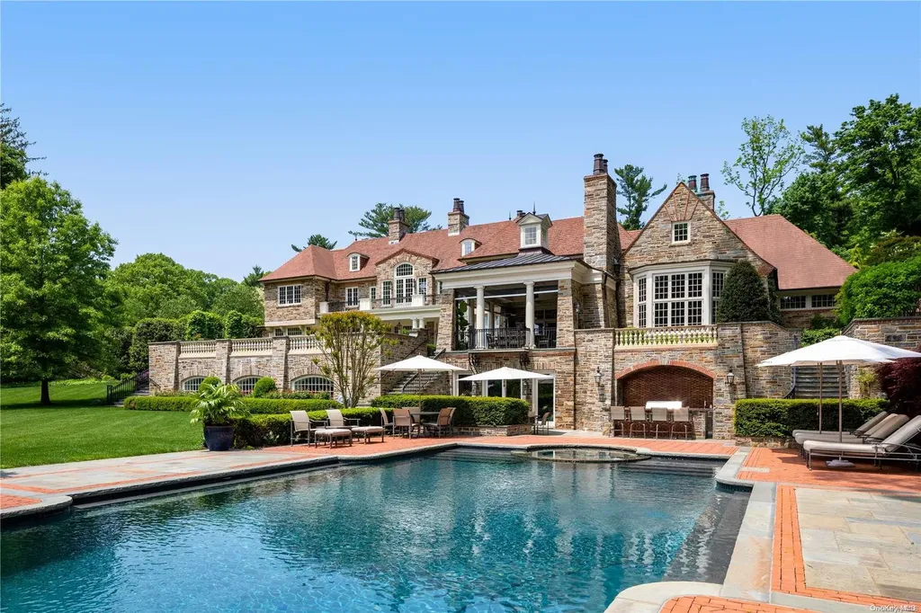 6 Spring Hill Lane Old Westbury NY 11568