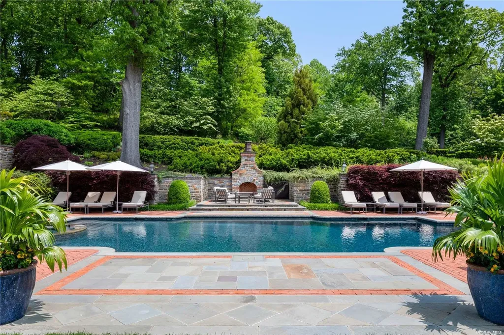 6 Spring Hill Lane Old Westbury NY 11568