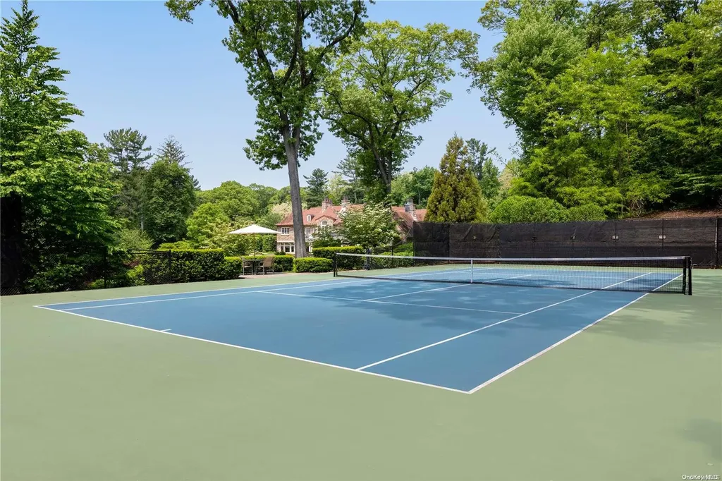 6 Spring Hill Lane Old Westbury NY 11568