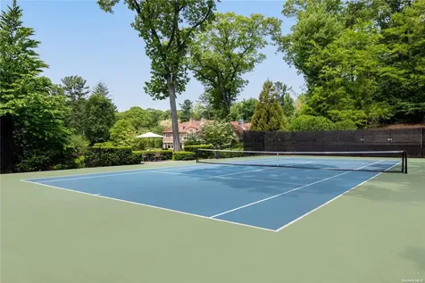 6 Spring Hill Lane Old Westbury NY 11568