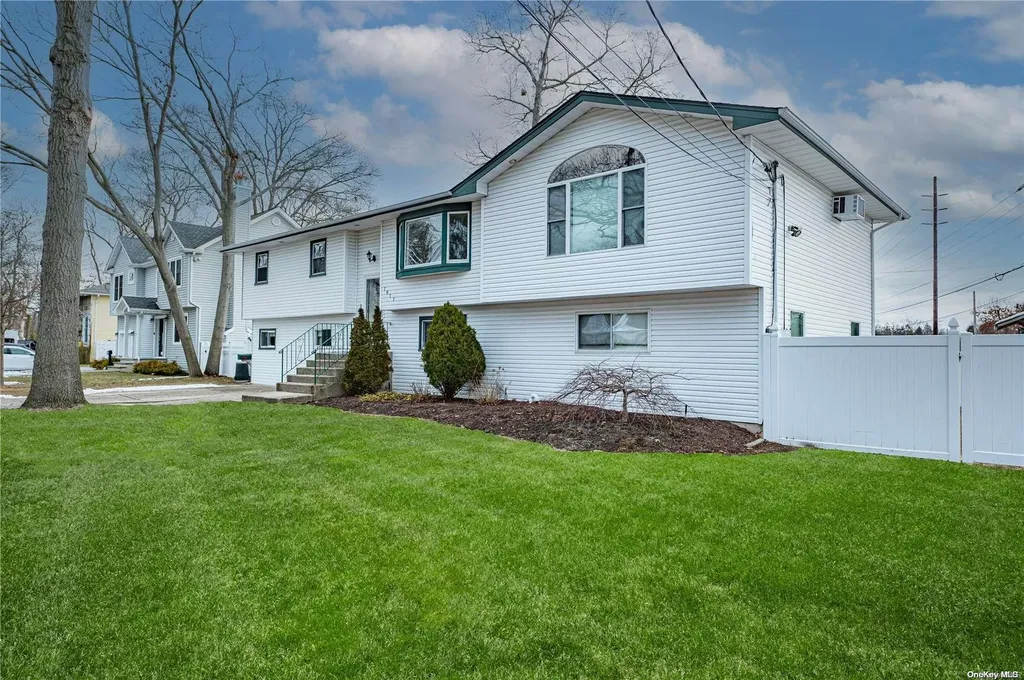 1011 Mccall Avenue Bay Shore NY 11706