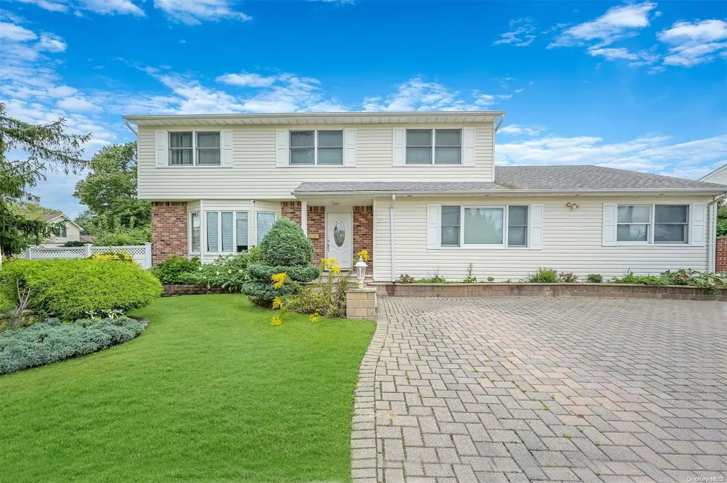 214 15th Avenue West Babylon NY 11704